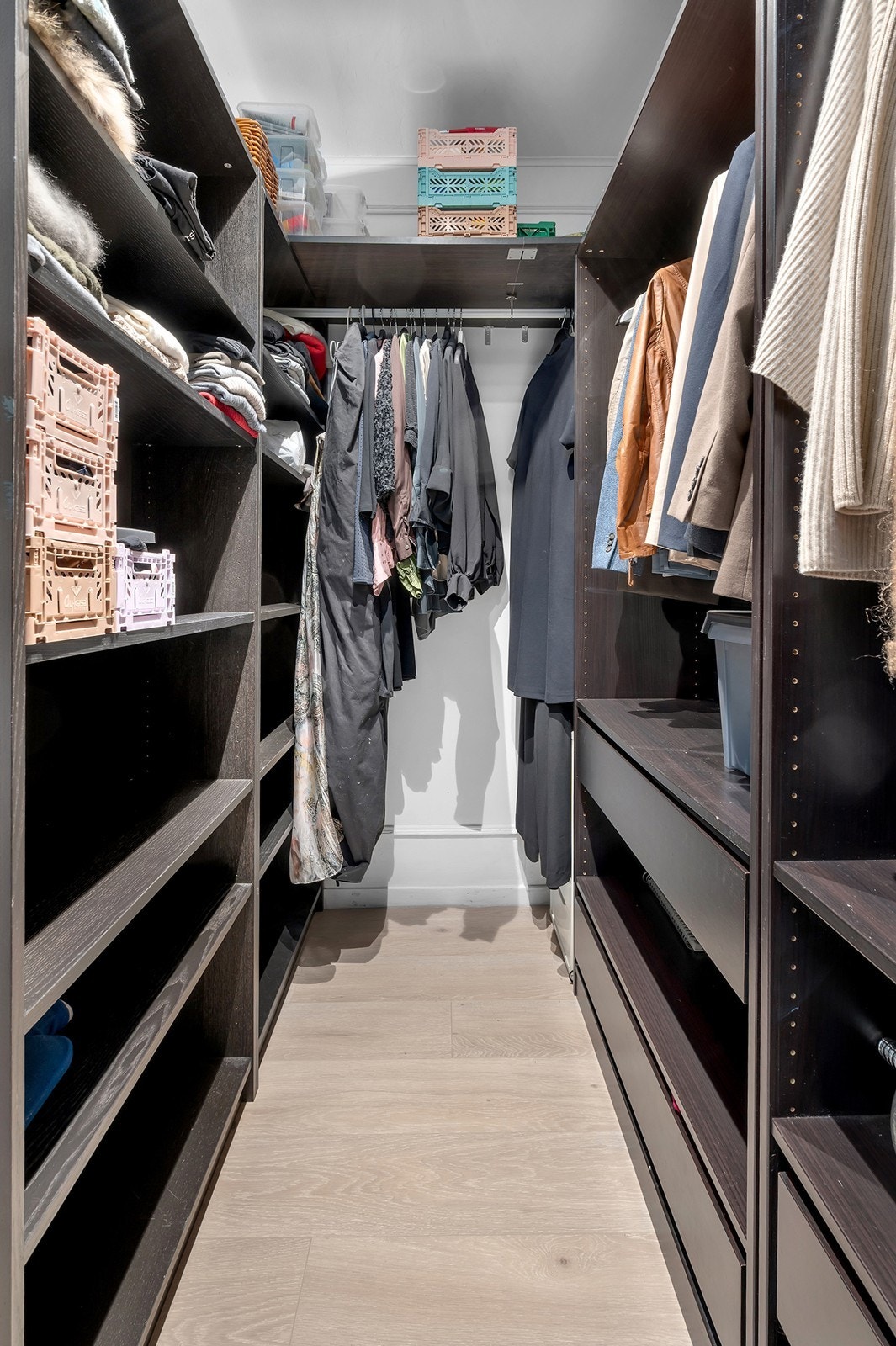 Innholdsrik garderobe Galleribilde