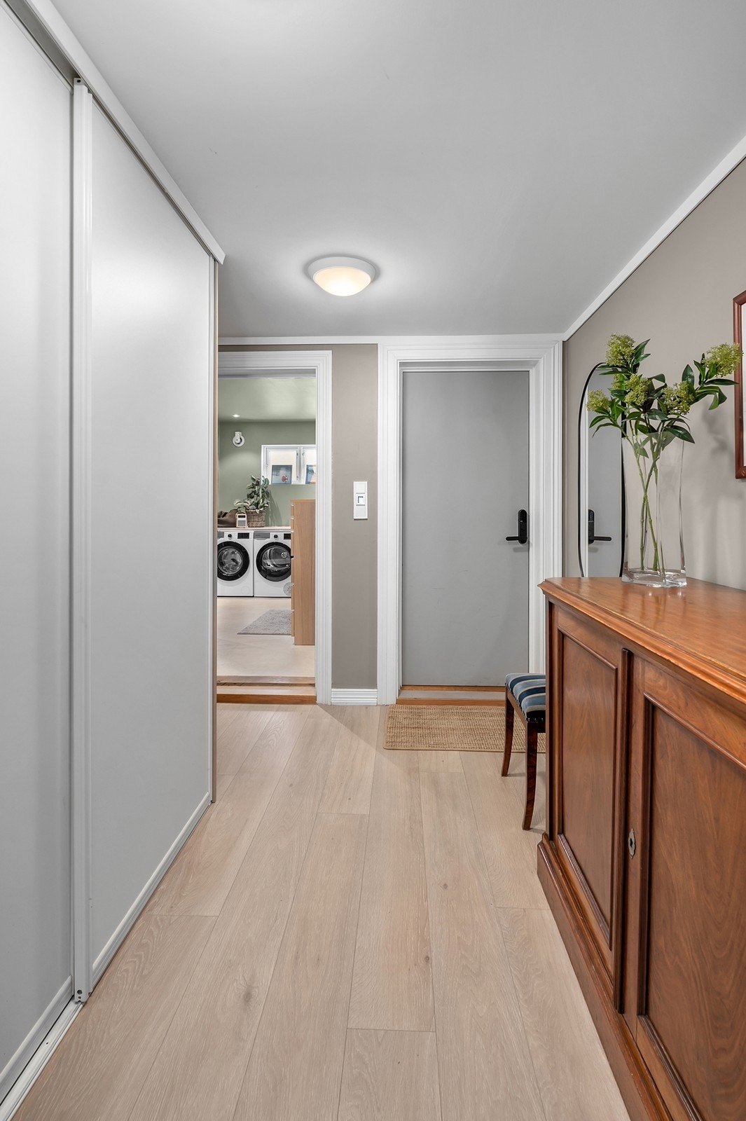 Gang med stor skyvedørsgarderobe Galleribilde
