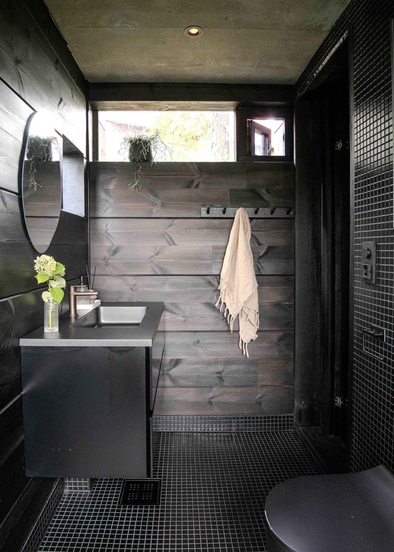 Badet viderefører boligens særegne materialbruk. Galleribilde