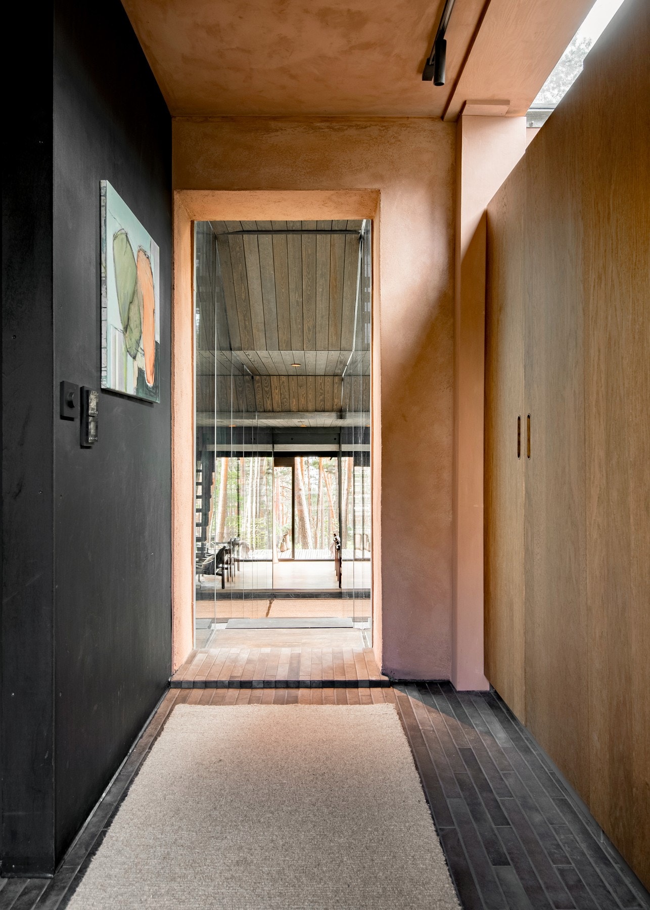 Romslig hall med garderobeskap. Galleribilde