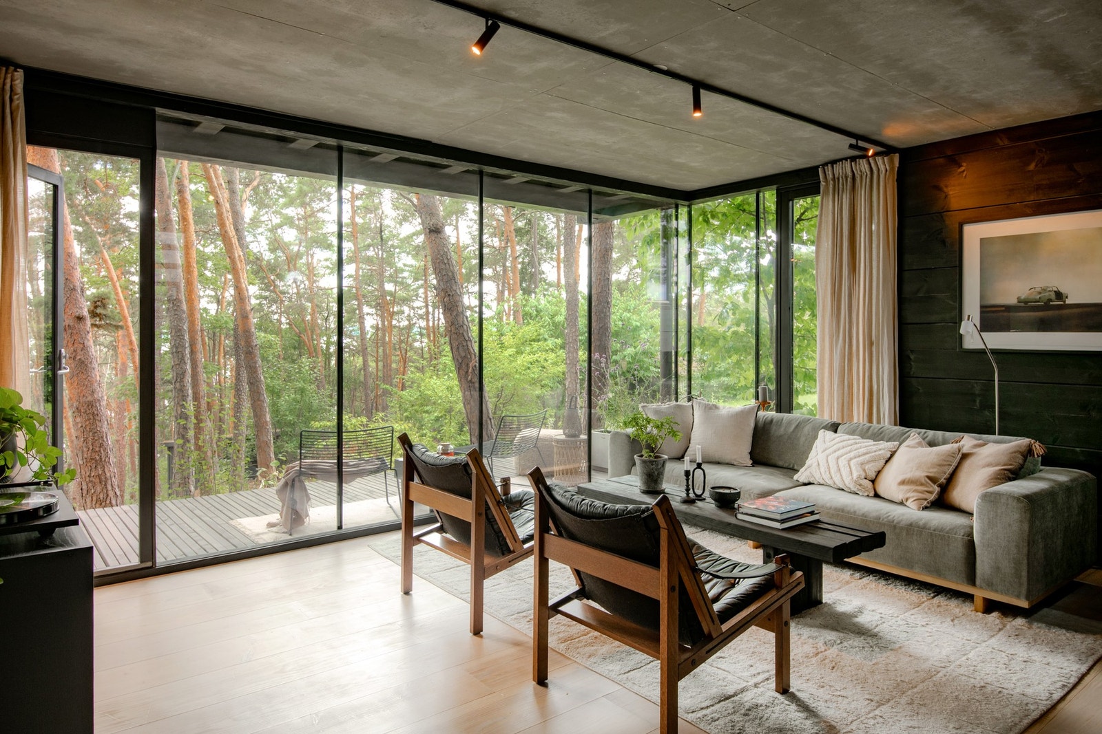 Boligen er bygget på naturens premisser hvor bygningsmassen er tilpasset tomten. Galleribilde