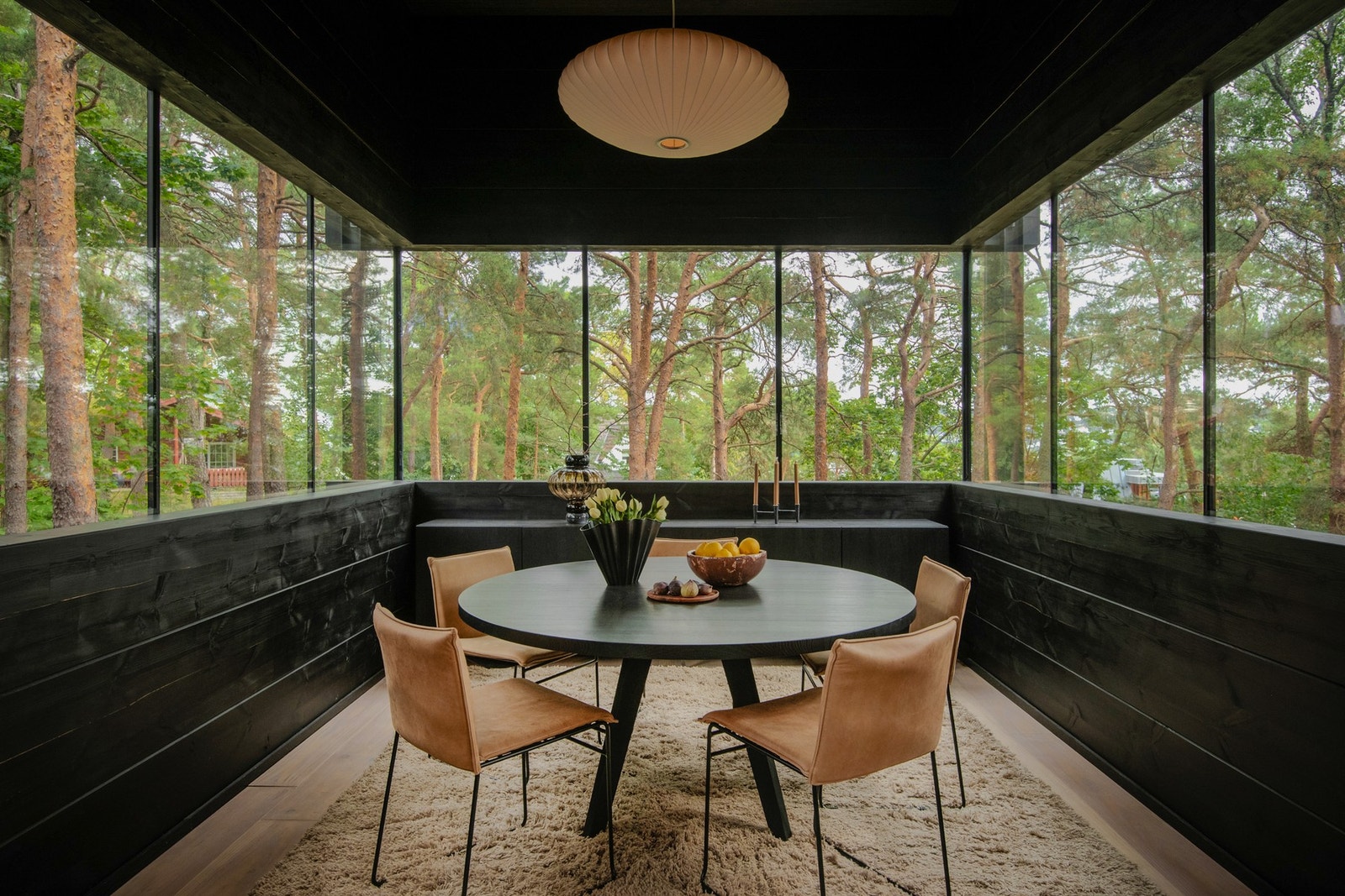 Eksklusive naturmaterialer understreker boligens arkitektur, med Douglasgran på gulv, laftet furutømmer og klutbeiset, kvistfri furu i himlingen. Galleribilde