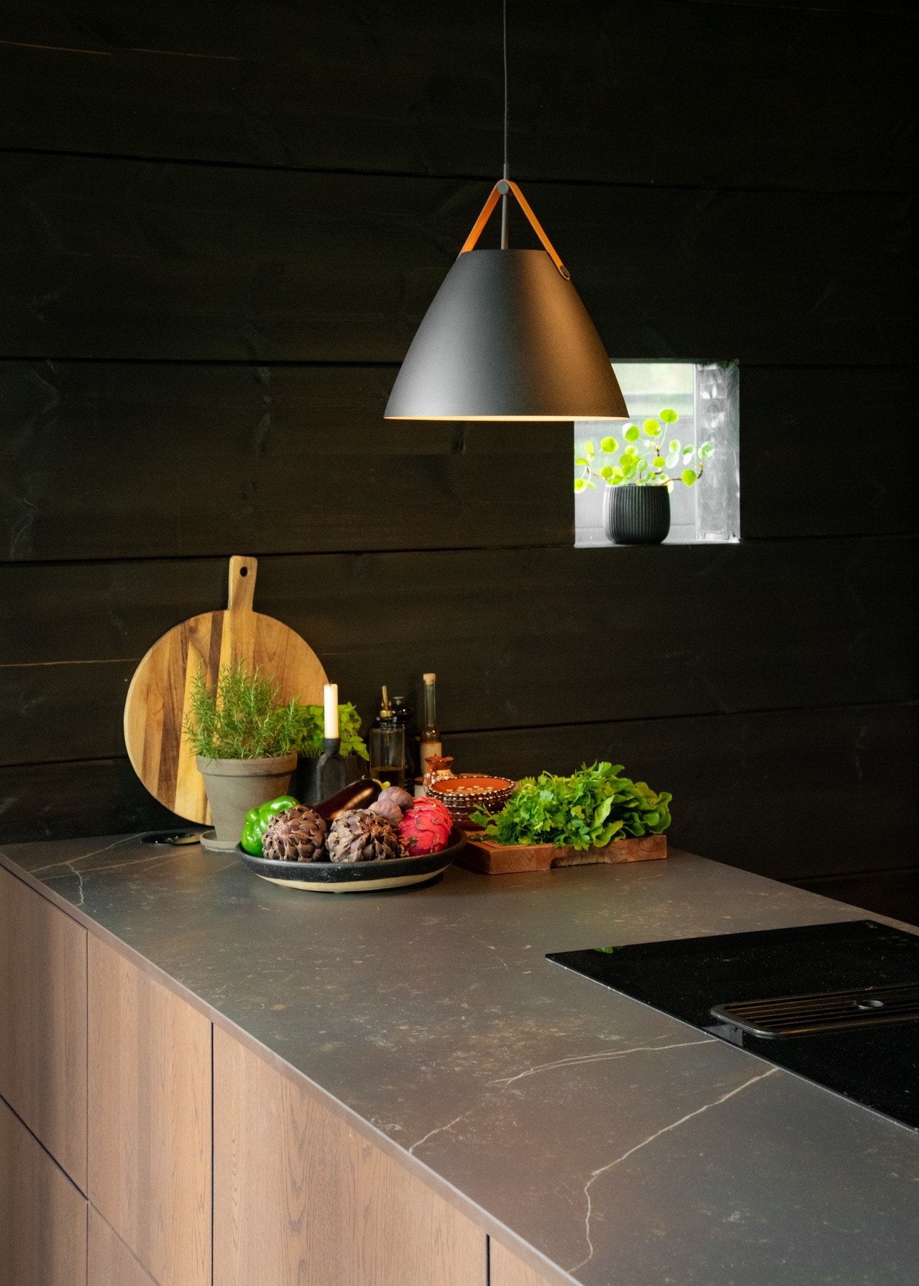 Benkeplaten er utført i Dekton med underlimt komposittvask. Galleribilde