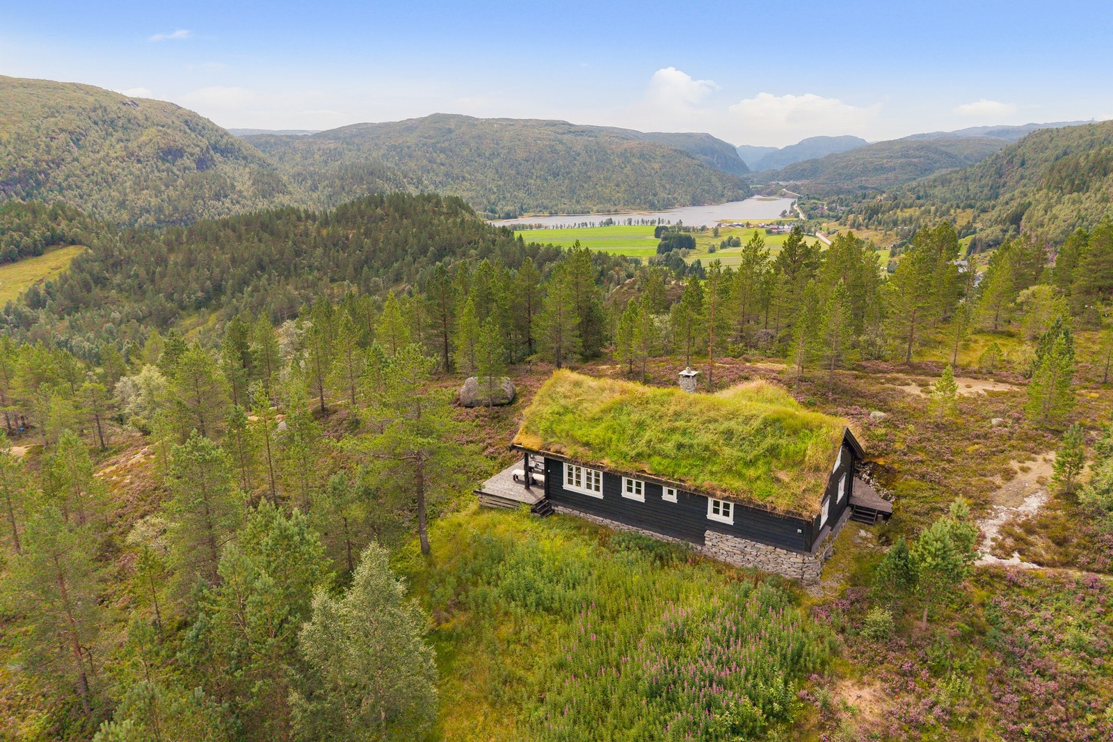 Beliggenheten gir en flott utsikt, samt svært gode solforhold. Galleribilde