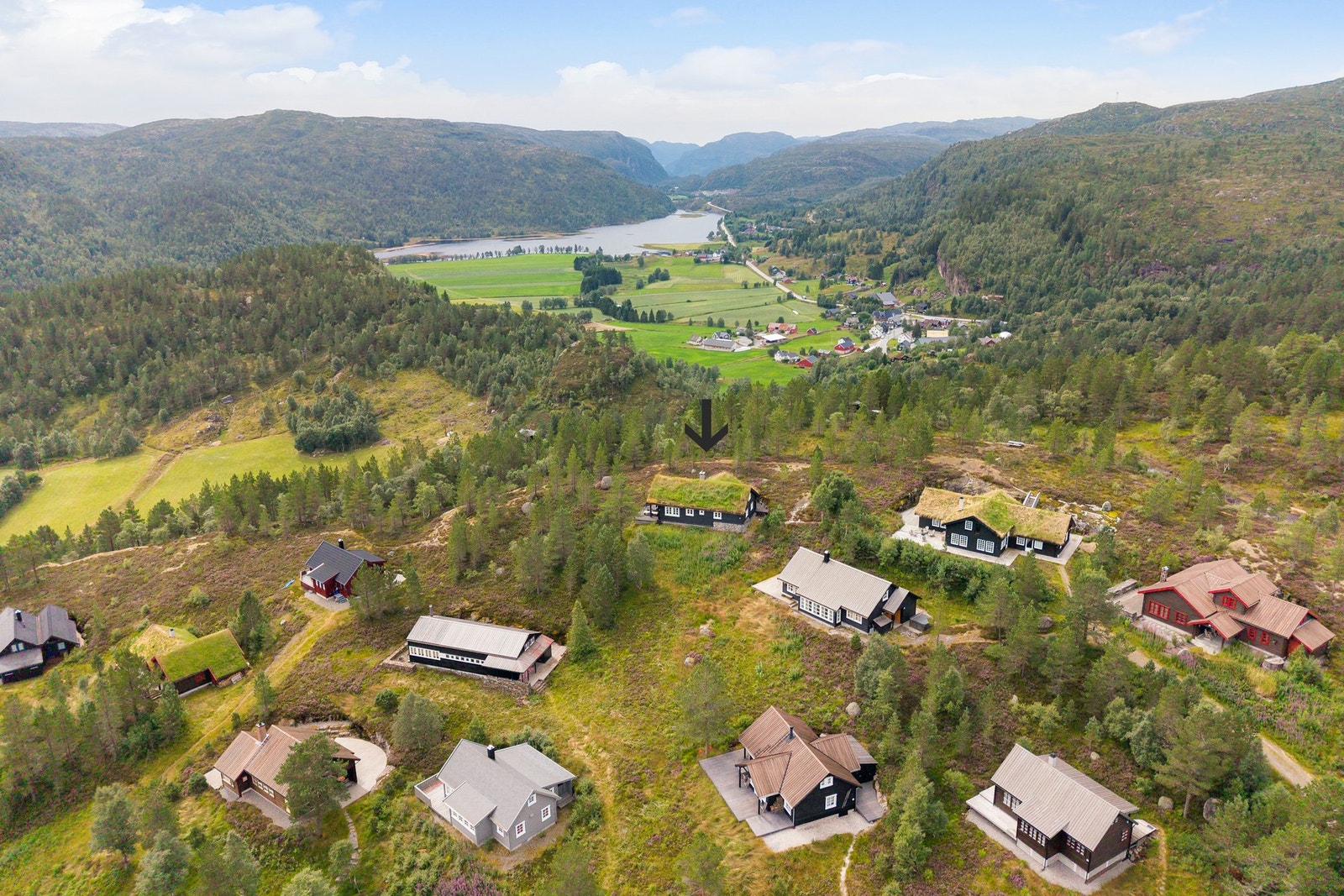 Hytta ligger usjenert til i et hyggelig og familievennlig hytteområde med umiddelbar nærhet til preparerte skiløyper og gode turmuligheter. Galleribilde