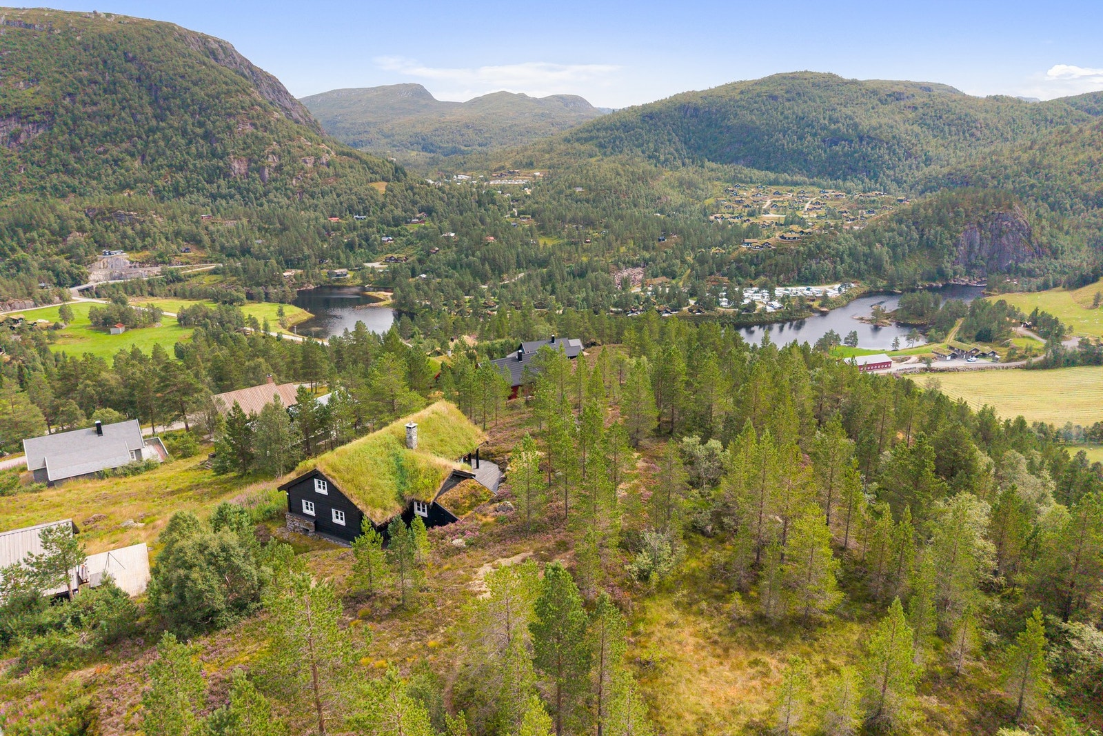 Hytta ligger idyllisk til med kort vei til løypenettet i Furuåsen. Galleribilde