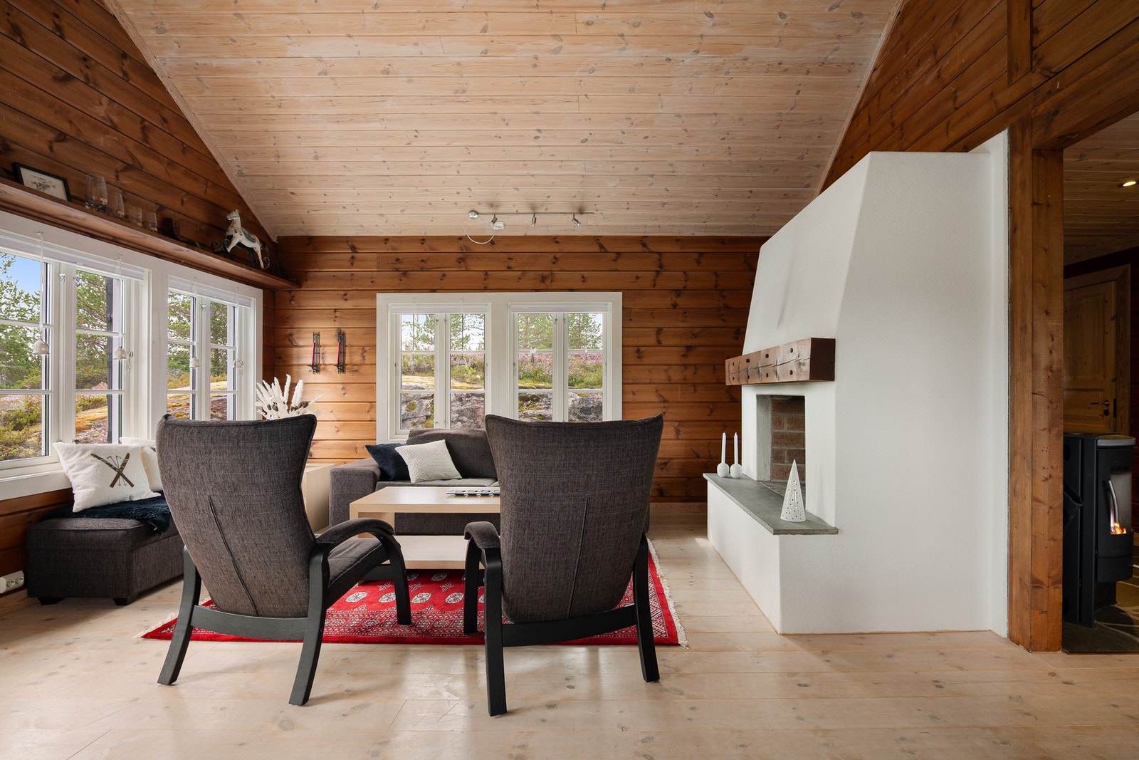 Fra stuen er det utgang til herlig uteområde. Galleribilde