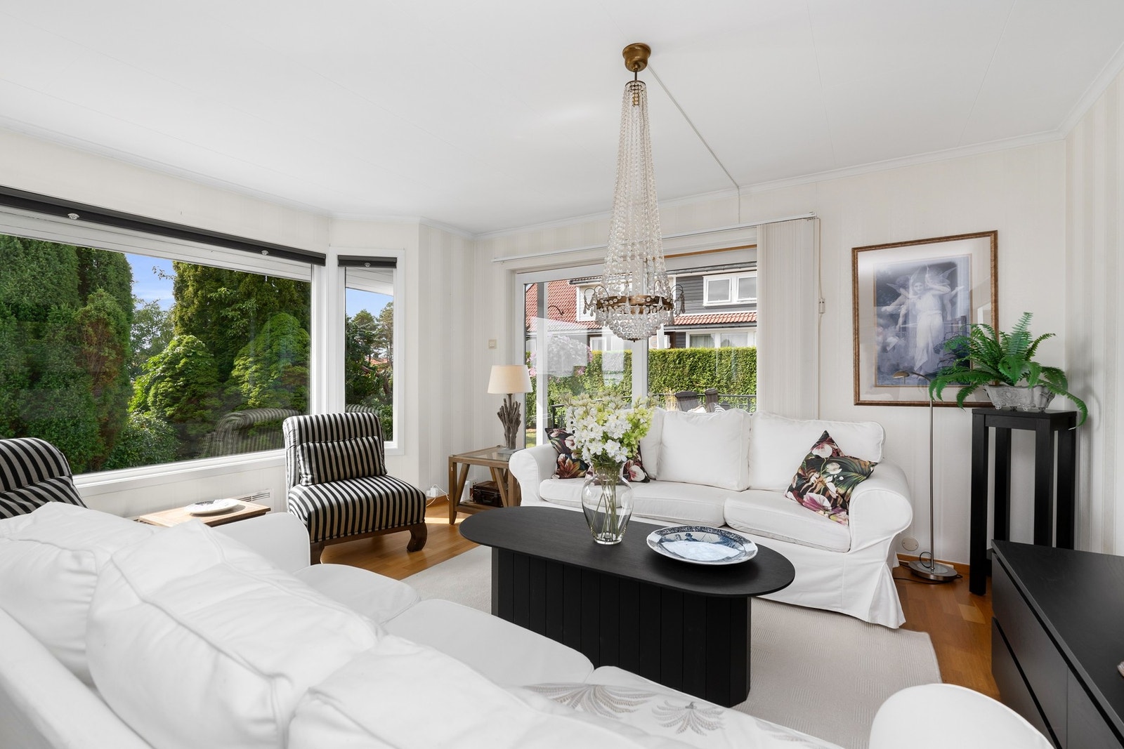 I stuedelen er det plass til stor sofagruppe Galleribilde