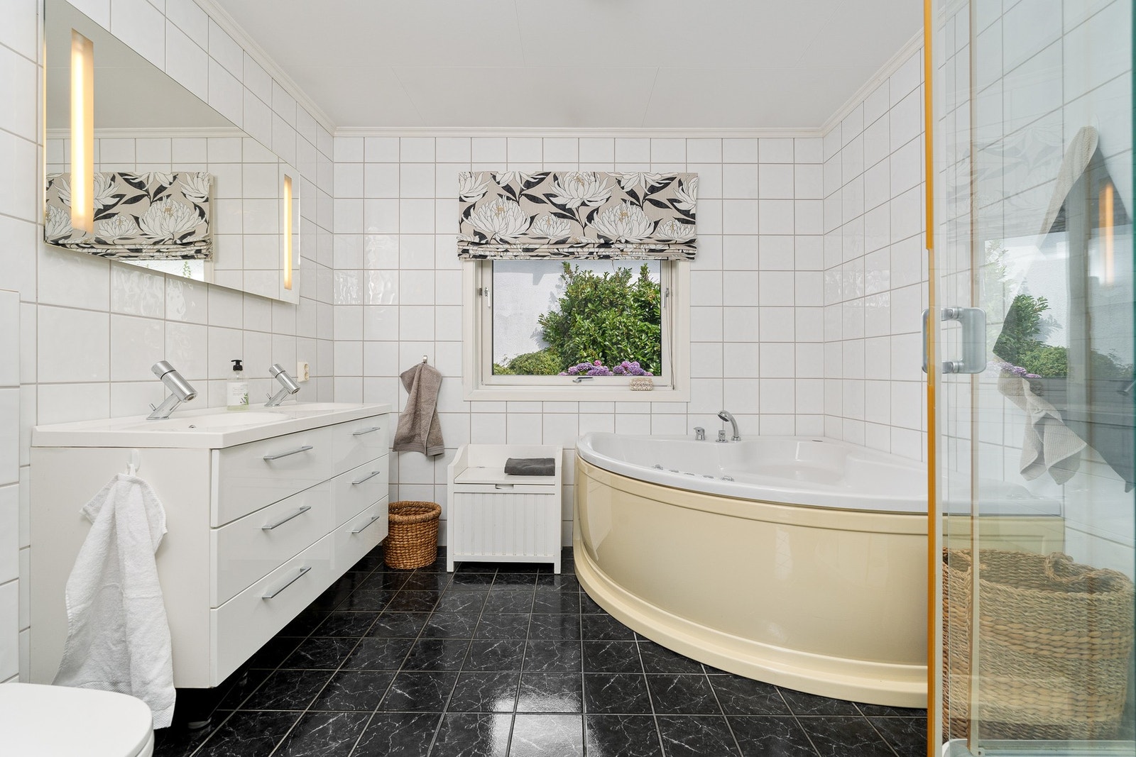 Badet i første etasje med badekar, dusjkabinett , wc og servantskap med speil. Galleribilde