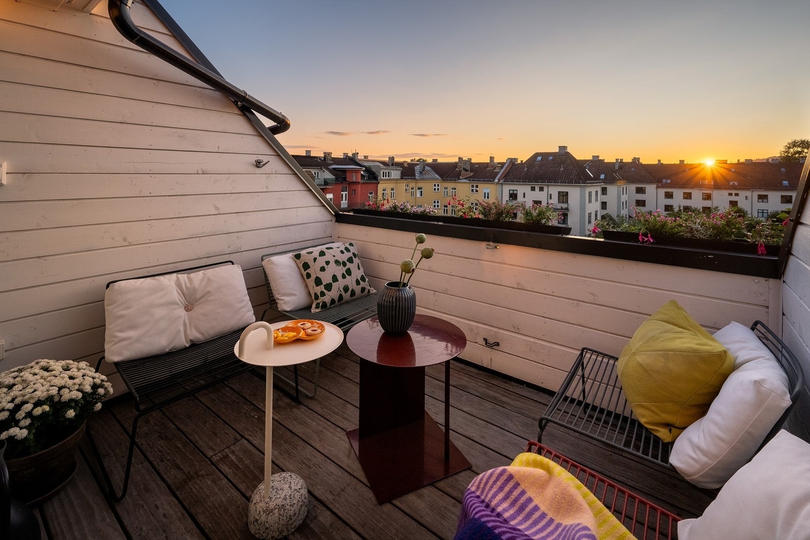 Den vestvendte takterrassen ligger badet i sol fra ettermiddag og helt til solnedgang - oppleves som en forlengelse av stuen på varme sommerdager Galleribilde