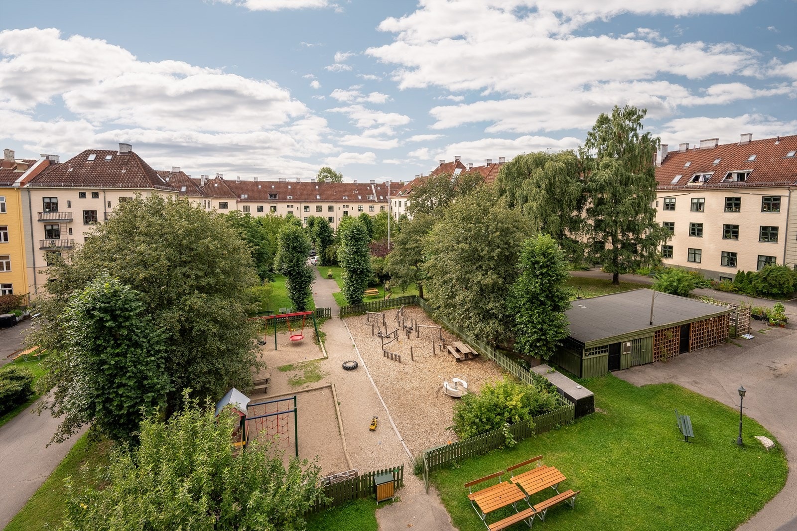 Herfra har man herlig utsyn utover den store, frodige bakgårdshagen Galleribilde