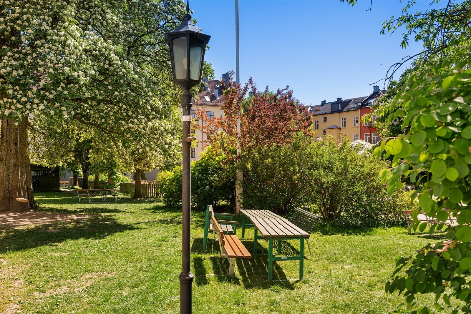 Velkommen til Italiagårdens parkmessige drømmebakgård Galleribilde