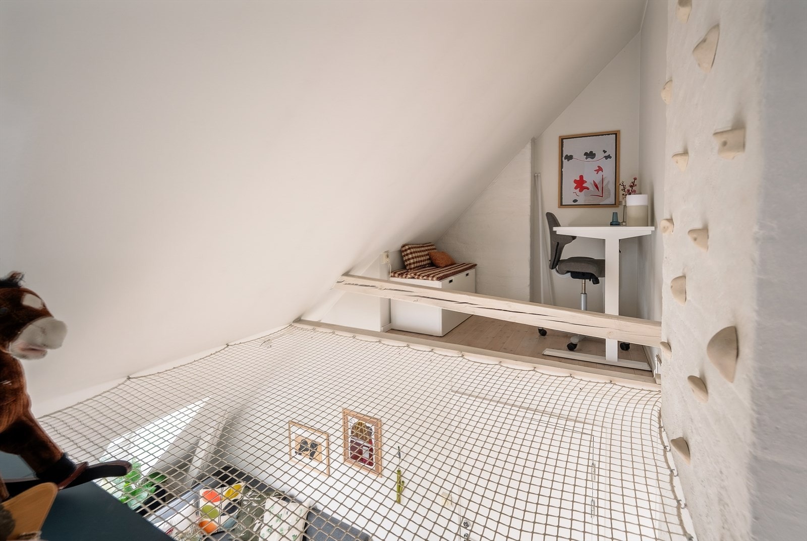 Til slutt har man sin egen lille klatrevegg med fallnett + en liten sitteplass Galleribilde