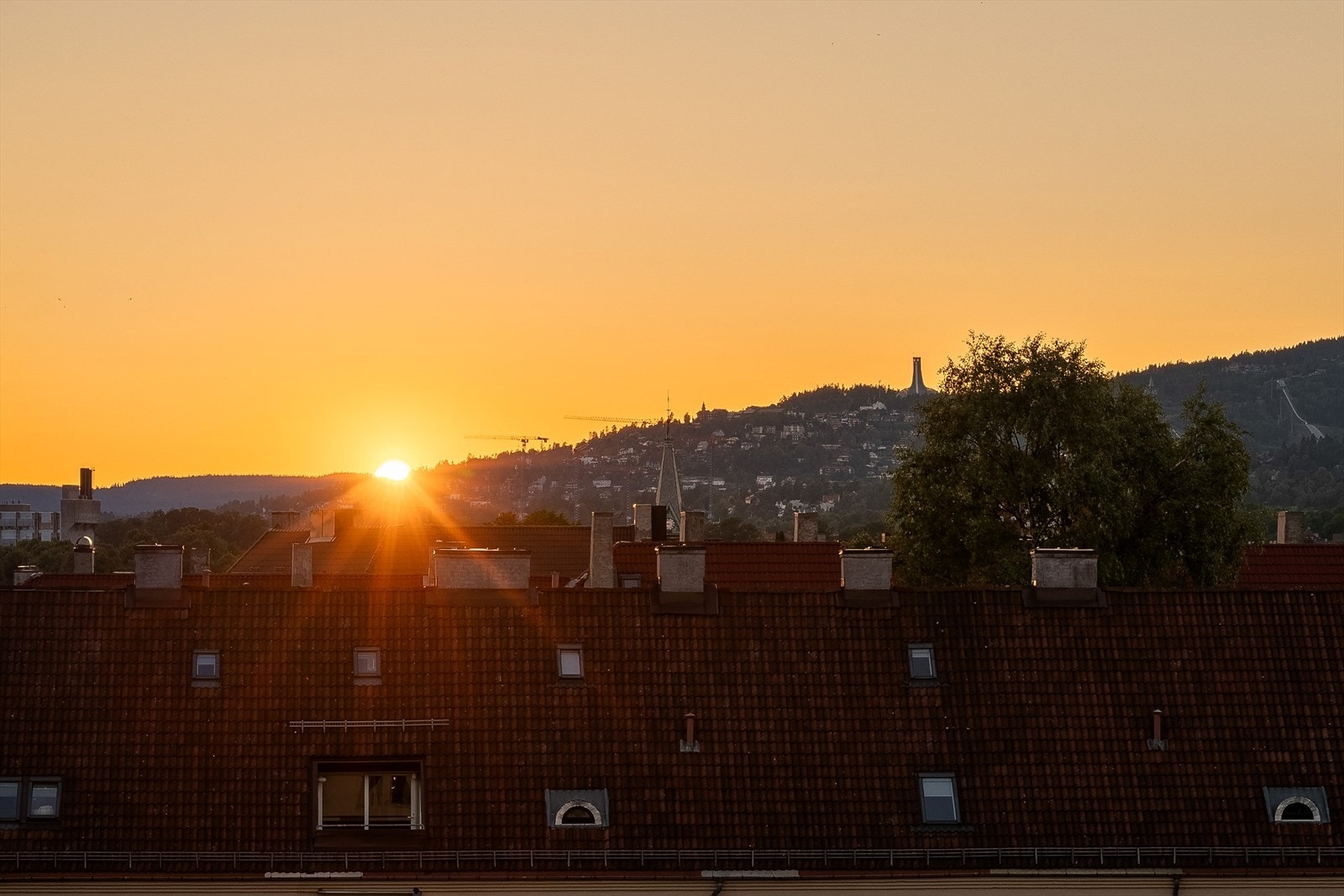 Her får man en unik ramme rundt kveldene, med eksepsjonell utsikt, samt magisk fargespill på kveldshimmelen mens solen senker seg bak Holmenkollåsen Galleribilde