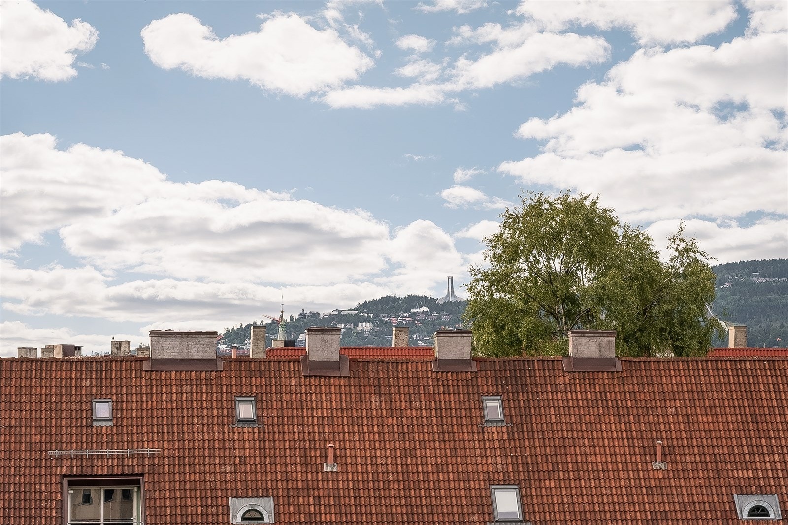 Sjelden mulighet til å skaffe seg en av gårdens beste interne beliggenheter, hvor man kan nyte ekstra gode solforhold og nydelig utsikt! Galleribilde