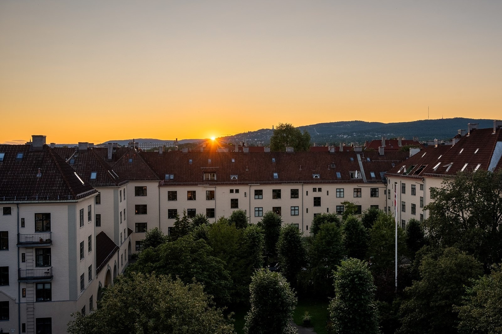 Her kan man nyte milde sommerkvelder i godt selskap, mens dagen sakte glir over i natt Galleribilde