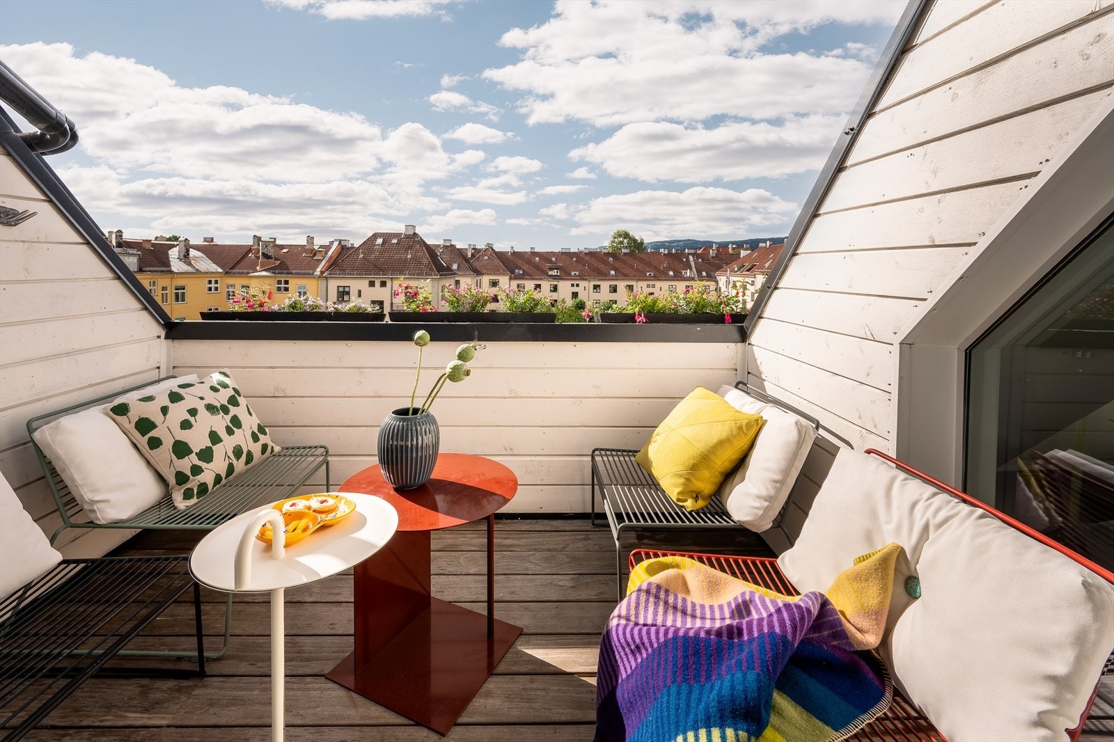 Den private takterrassen oppleves svært skjermet og usjenert med minimalt innsyn - perfekt for rolige morgener eller lange sommerkvelder Galleribilde