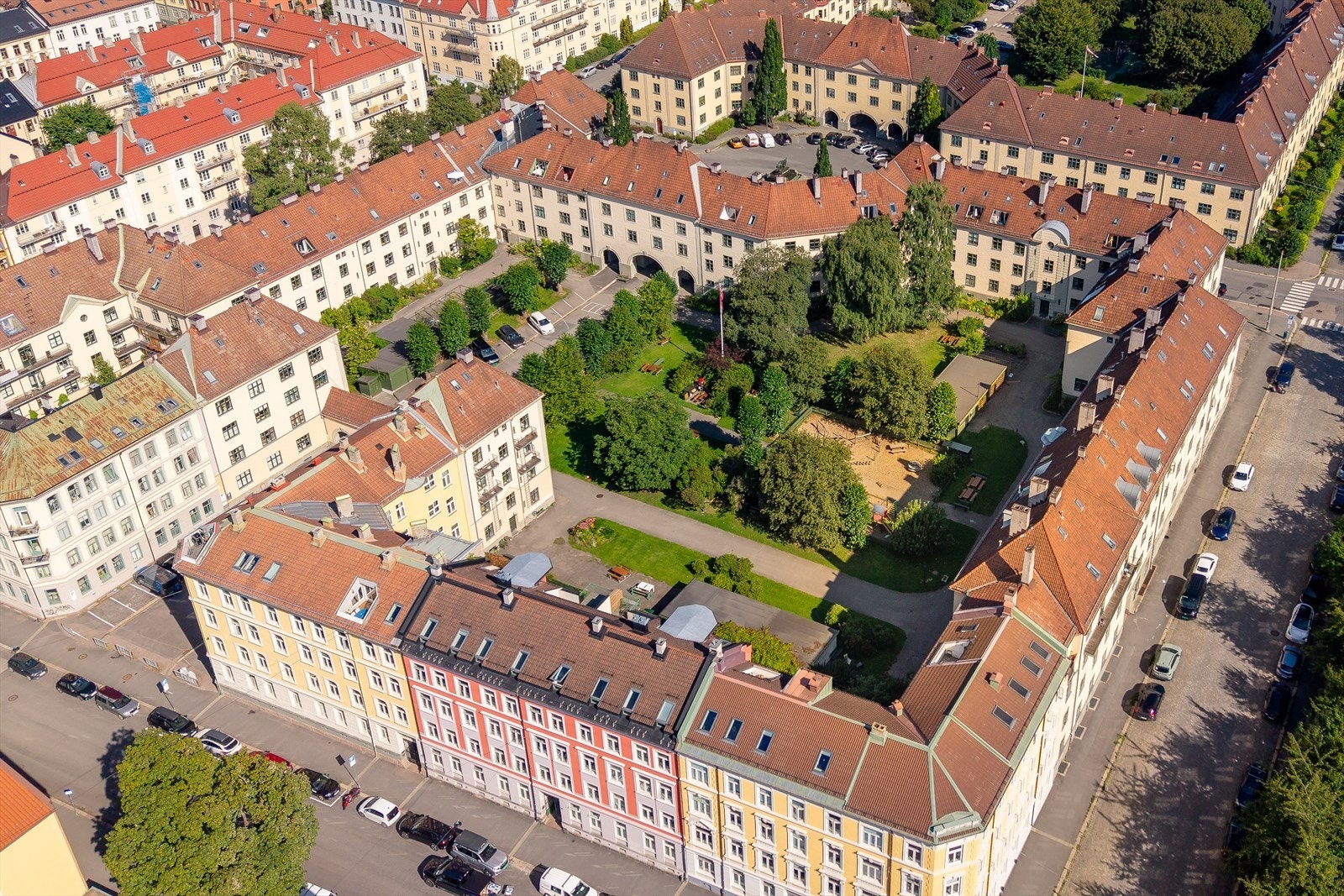 Velkommen til ærverdige Italiagården, et av områdets mest ettertraktede bygårder Galleribilde