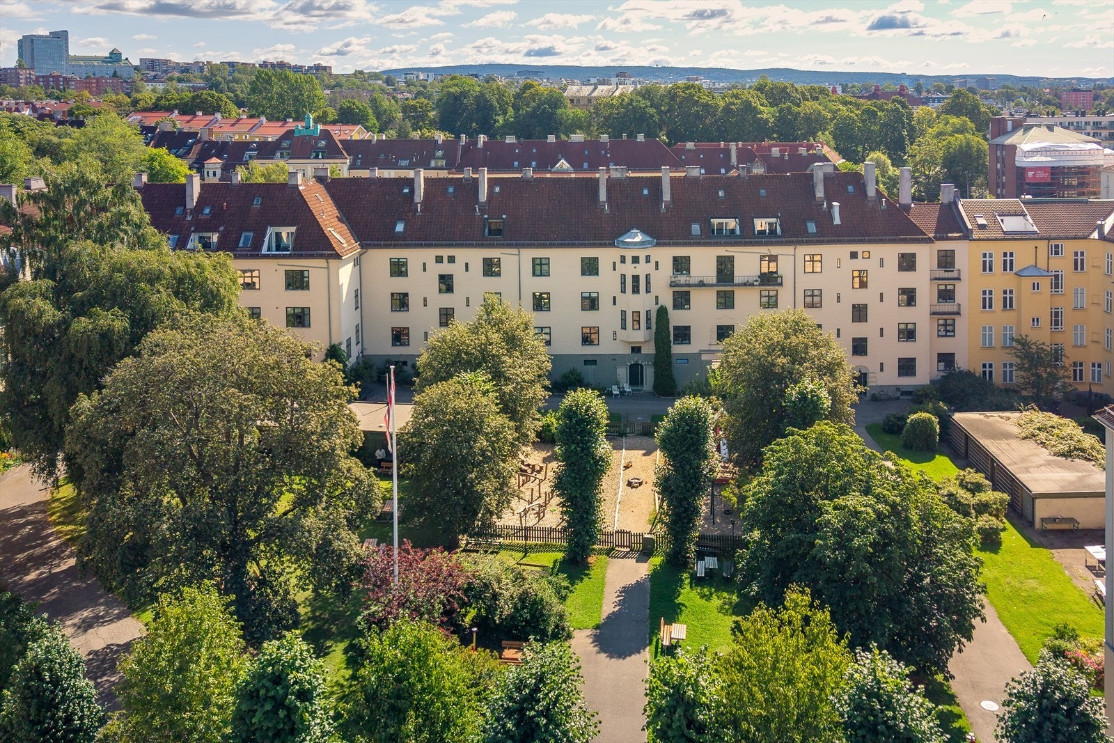 Midt i det urbane finner man en stor og frodig bakgård, hvor grønne omgivelser skaper ro og balanse Galleribilde