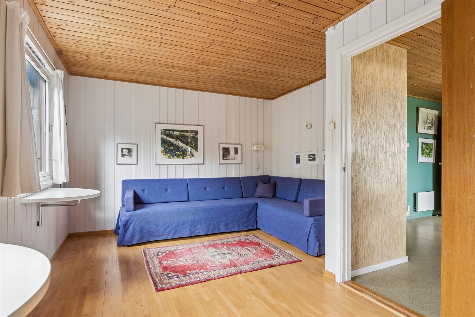 Rommet har parkett på gulvet og panel på veggene, som gir en lun følelse. Galleribilde