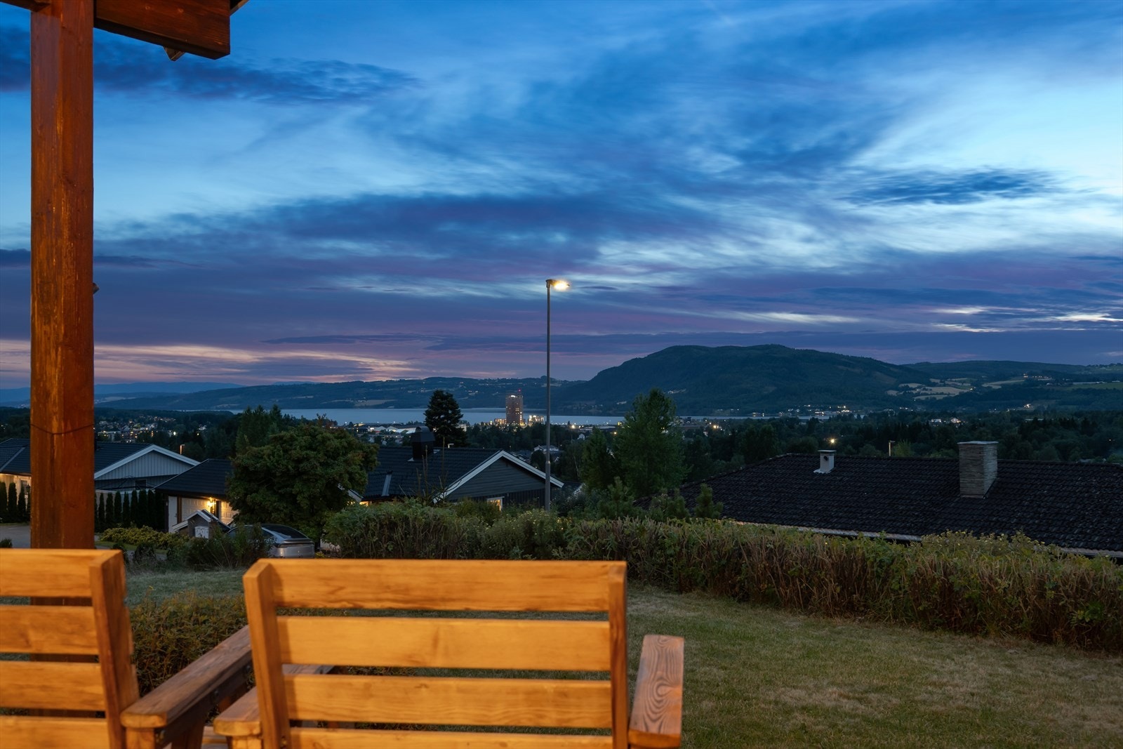 Fra den vestvendte, takoverbygde terrassen har man panoramautsikt over Mjøsa og omkringliggende områder! Galleribilde