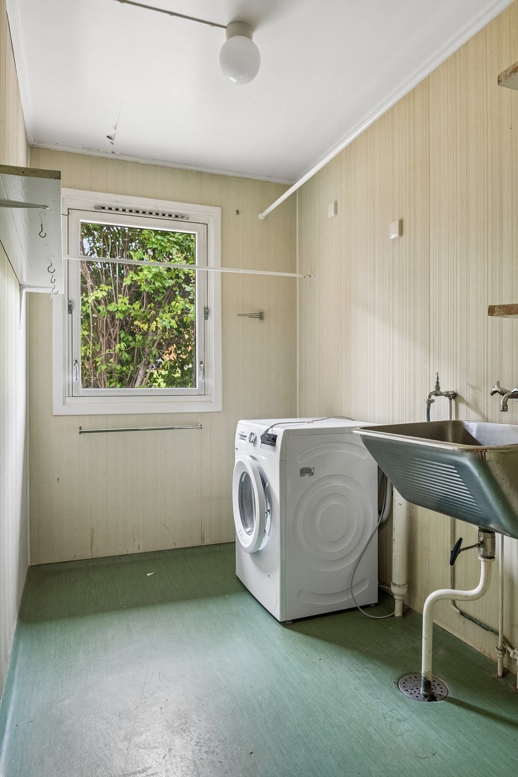 Praktisk vaskerom i første etasje med utslagsvask og opplegg for vaskemaskin. Galleribilde