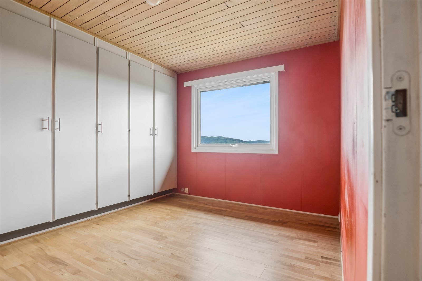 Rommet har god plass til dobbeltseng med nattbord på begge sider. Galleribilde