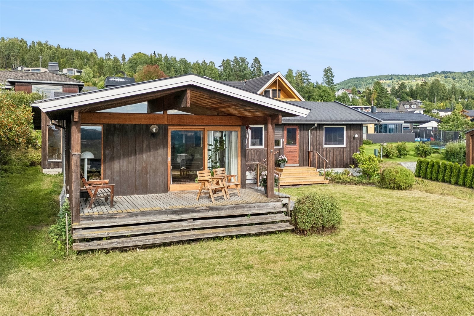 Terrassen gir en lun og skjermet uteplass, med enkel adkomst til hagen. Galleribilde