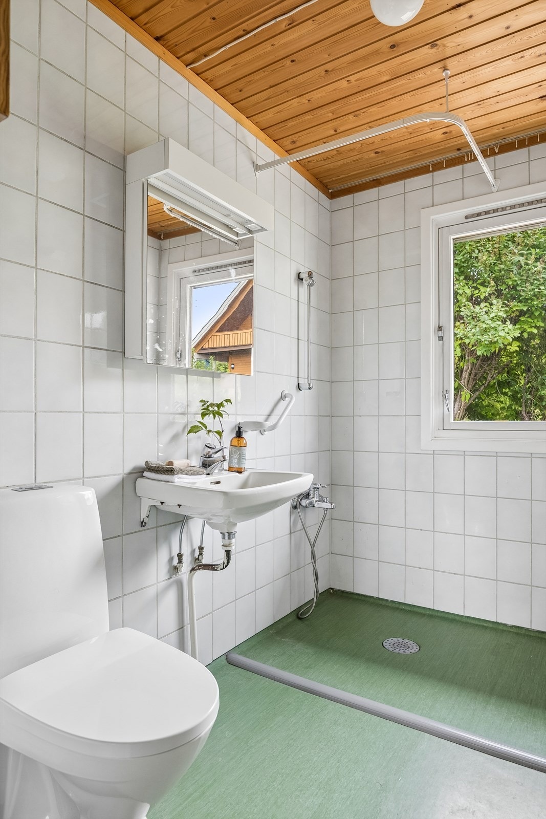 Bad i første etasje med belegg på gulv, fliser på veggene og dusjløsning. Galleribilde