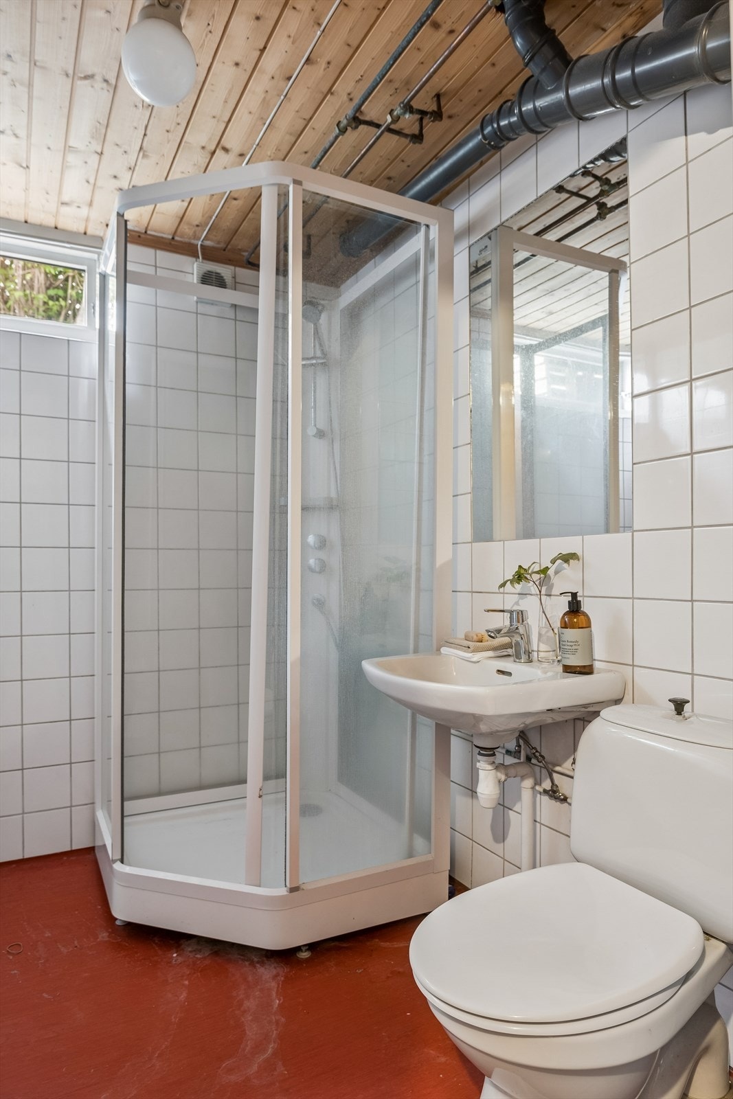 Bad i kjelleren med varme i gulvet og dusjkabinett. Galleribilde