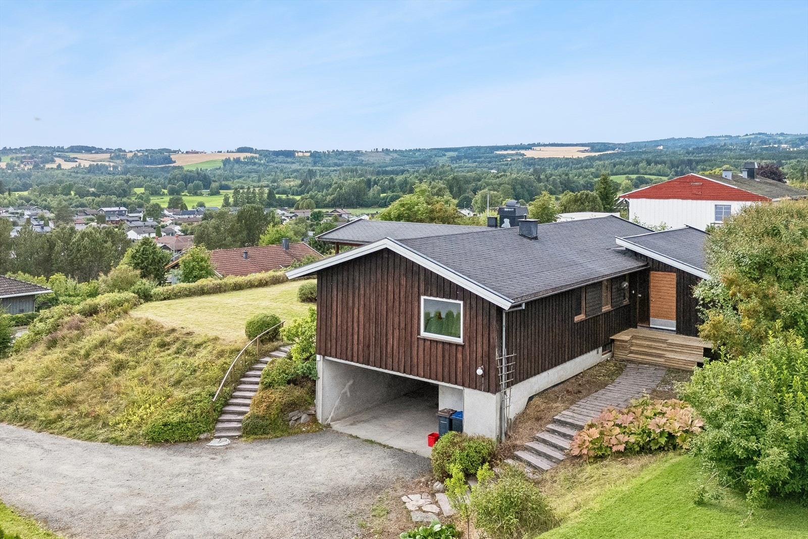 Eiendommen har carport med én biloppstillingsplass og en integrert bod. Galleribilde