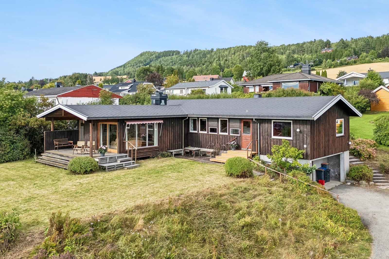 Boligen har stor og flat hage foran huset, med lune og skjermede uteplasser i hagen. Galleribilde