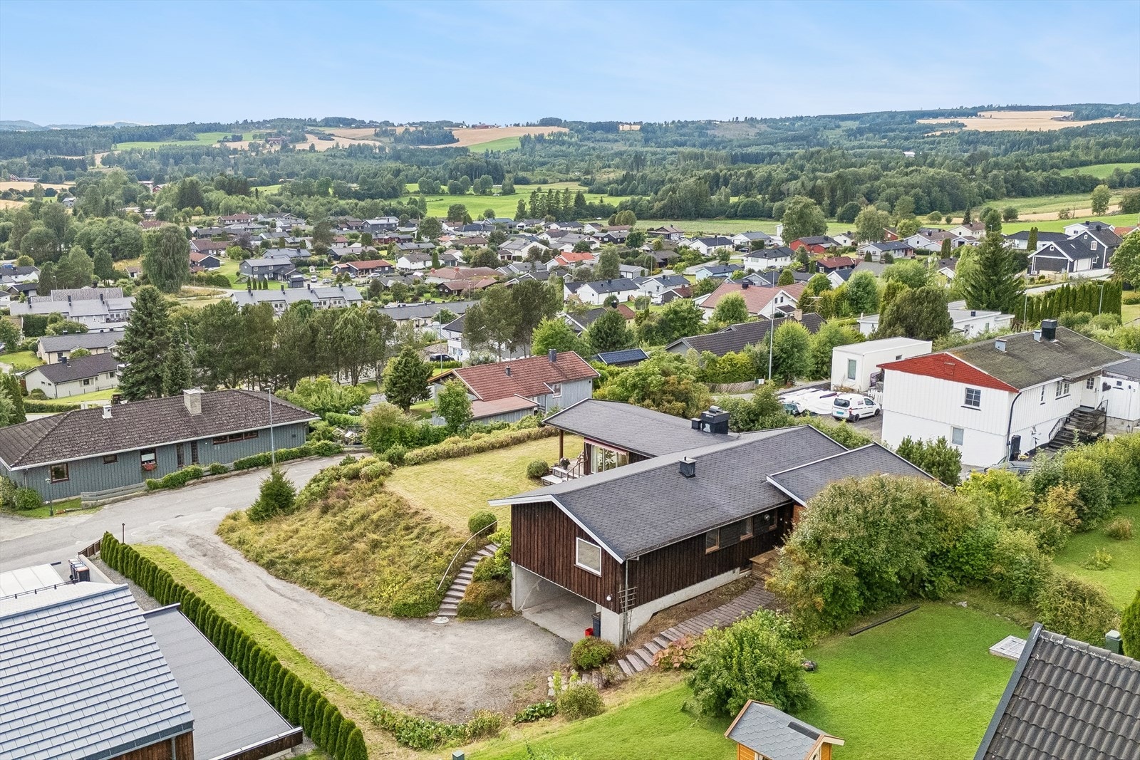Eiendommen ligger i et etablert og rolig boligområde. Galleribilde