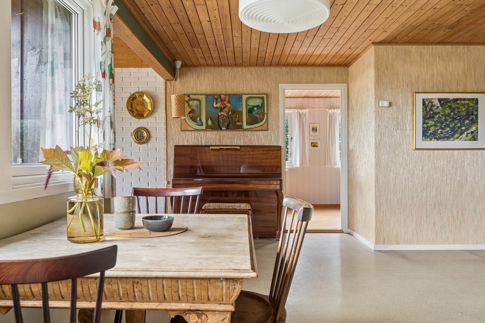 Det er god plass til spisestue i tilknytning av kjøkkenet. Galleribilde