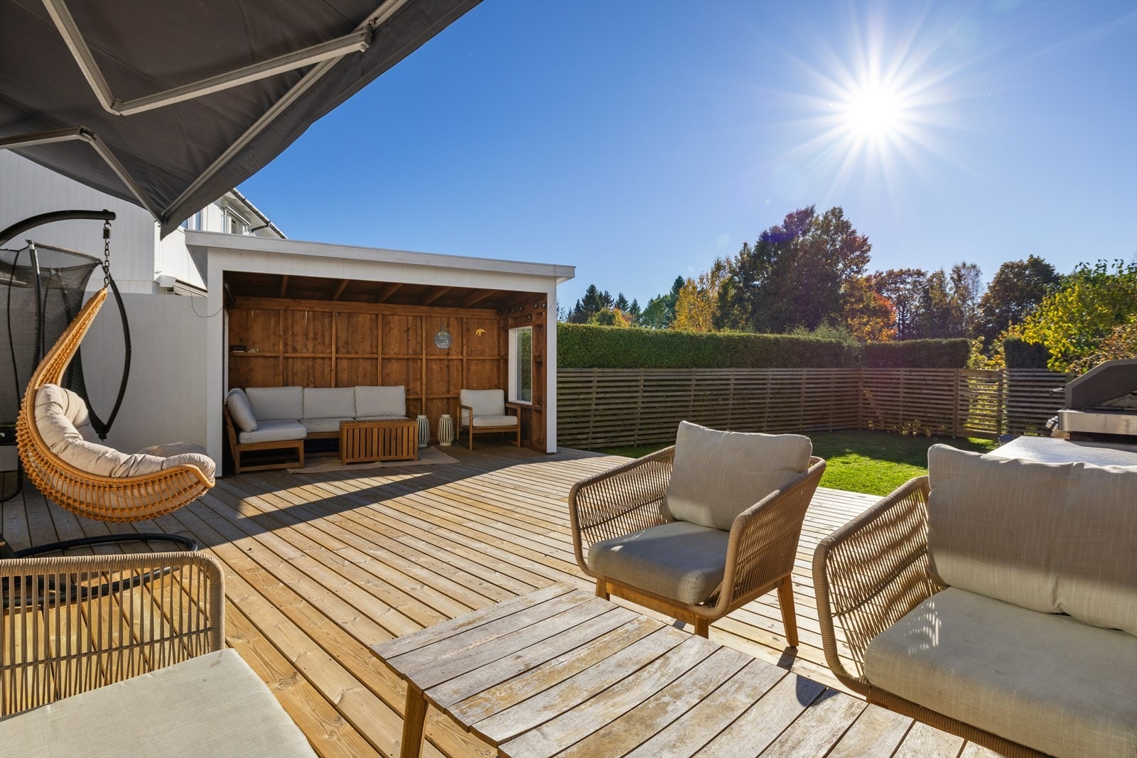 Uteplassen er nylig oppgradert med utvidelse av terrasse og oppføring av pergola med overbygg (Ikke byggemeldt, se pkt. ferdigattest) Galleribilde