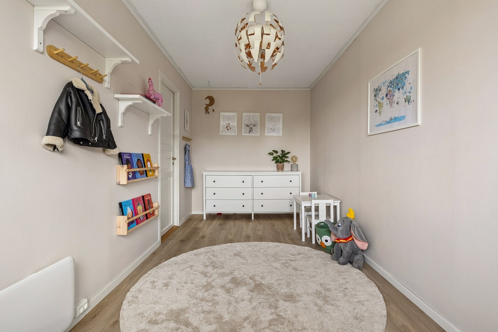 Lyse og lettmøblerte rom med plass til seng og annet ønsket møblement. Galleribilde