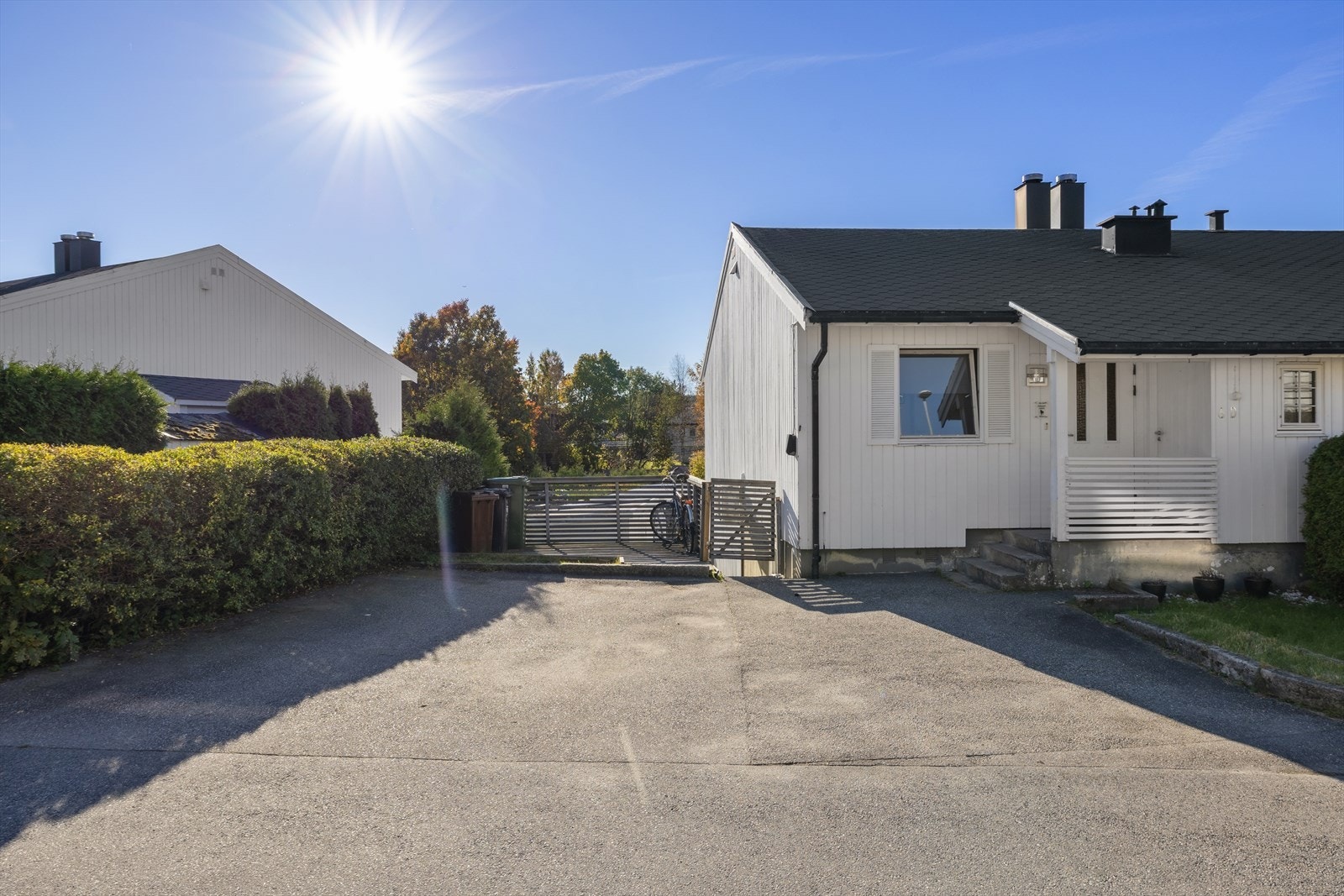 Gode parkeringsmuligheter med elbil-lader like utenfor dørene, + tilhørende garasjeplass i rekke på sameiets tomt. Galleribilde