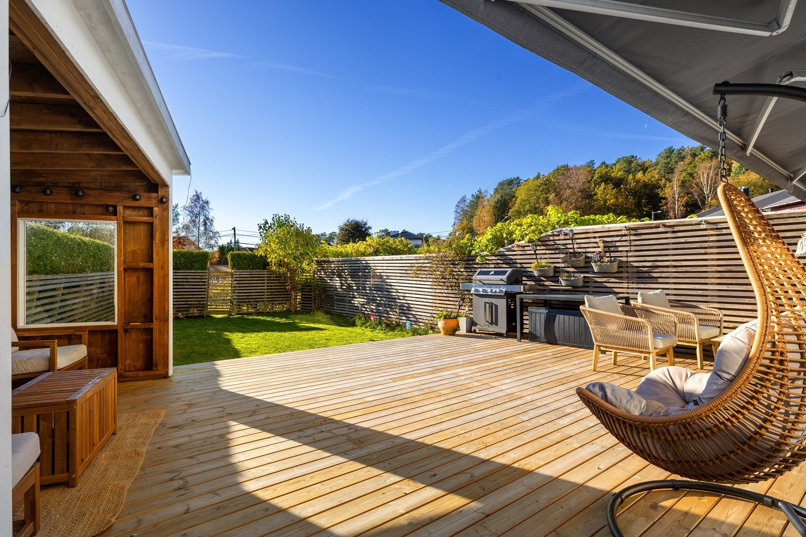 Eiendommen har en stor og usjenert uteplass med en terrasse på ca. 54 m². Galleribilde