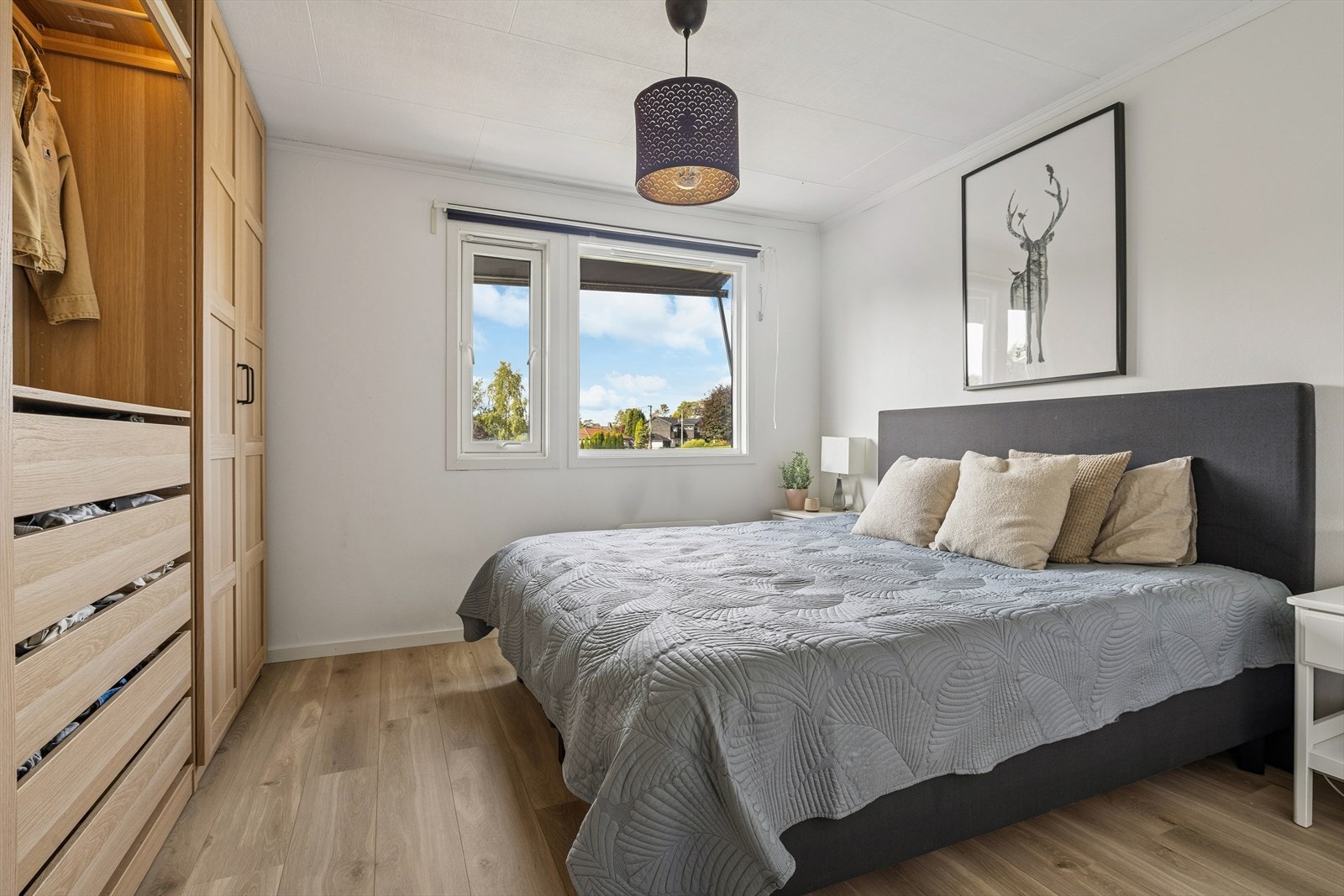 I 1.etasje finner man soveromsavdelingen med 3 soverom + bad og entré. Galleribilde