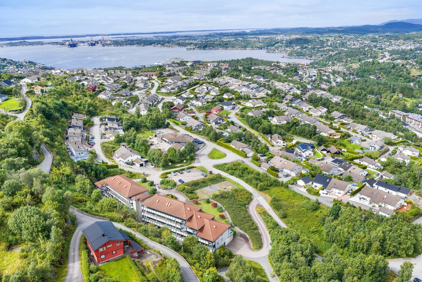 Eiendommen ligger i Juvik/Krokåsfeltet, et etablert og rolig boligområde på Askøy. Galleribilde