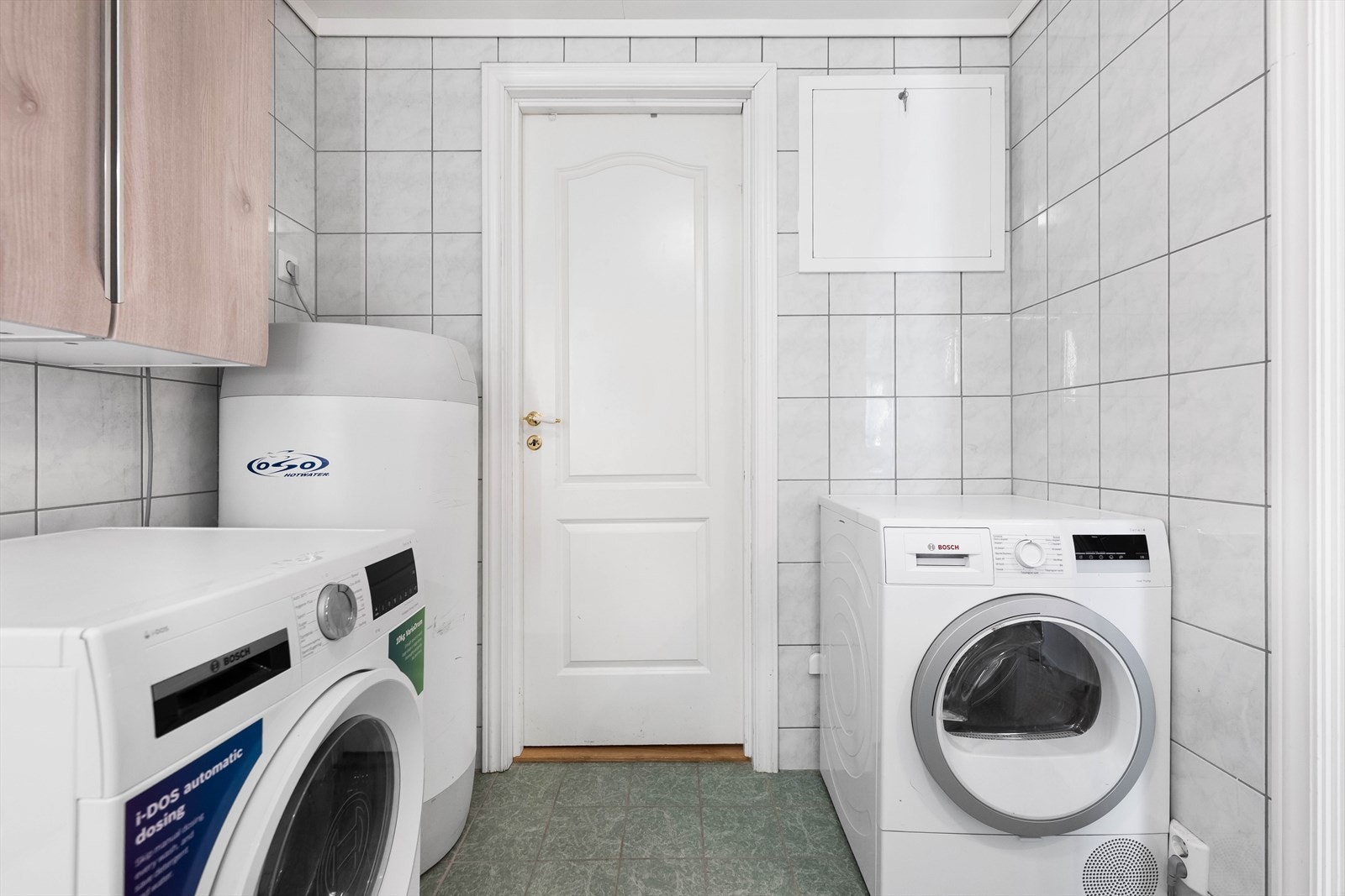 Badet har gulvvarme og opplegg for vaskemaskin og tørketrommel. Galleribilde