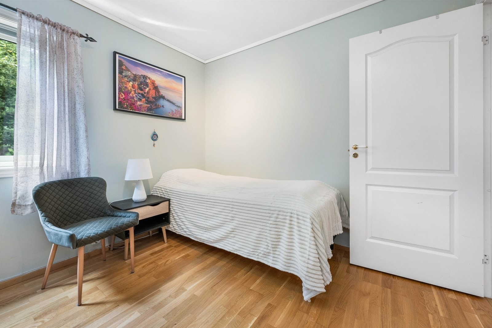 Leiligheten inneholder tre soverom. Dette er det nest største. Galleribilde