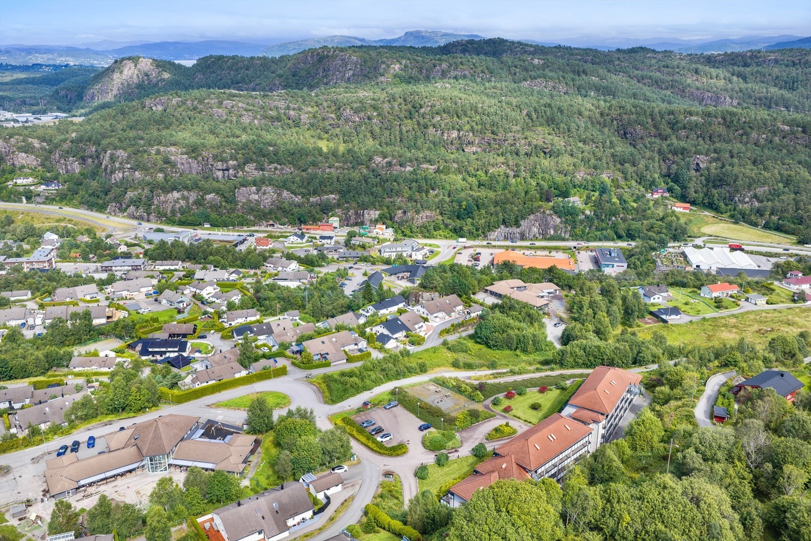 Kort vei til Krokåsfeltet snuplass med bussforbindelse, samt flere barnehager i kort gangavstand. Galleribilde