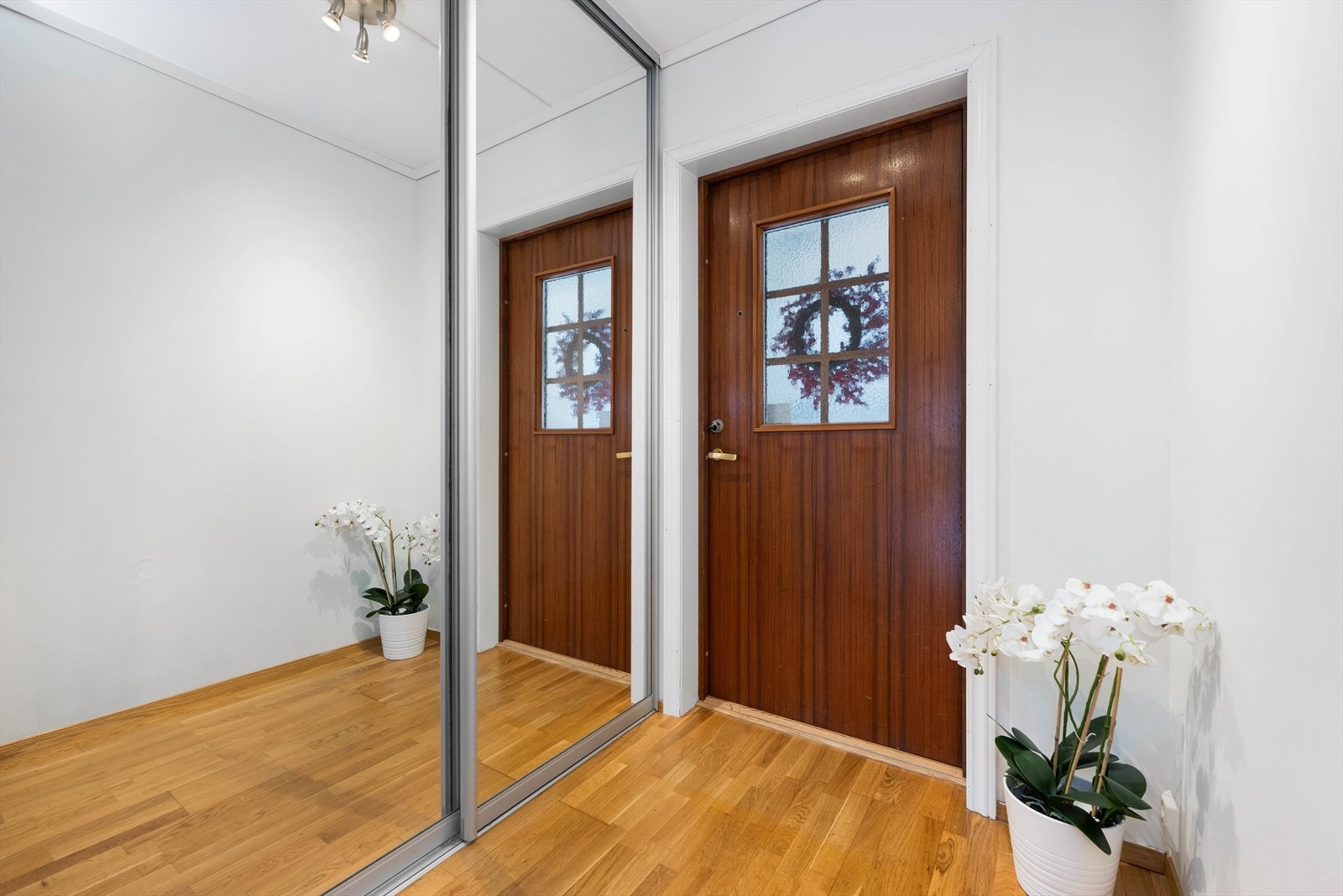 Inngangsparti med teakdør og garderobeløsning. Galleribilde