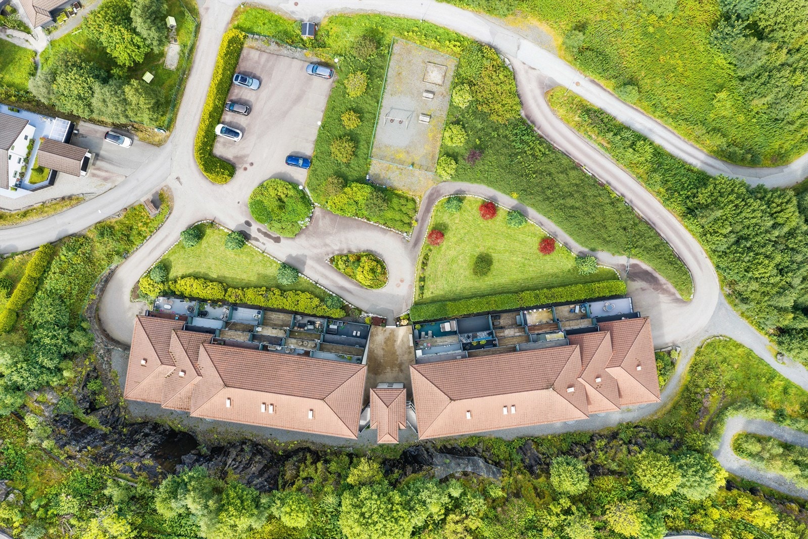 Eiendommen er pent plassert i terrenget med flotte grønne fellesarealer. Galleribilde