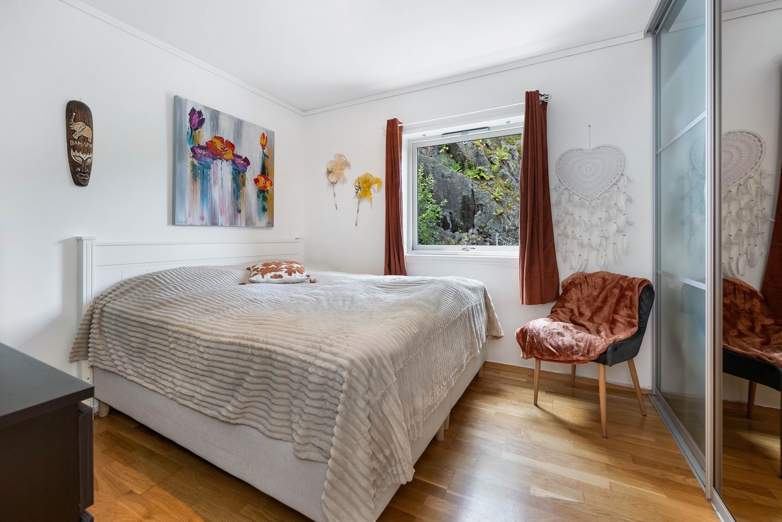 Alle oppholdsrom har parkett på gulv og malte slette veggflater. Galleribilde