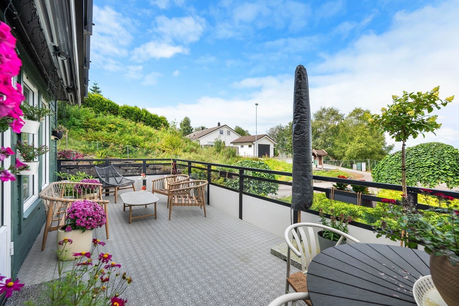 Den store balkongen gir rikelig med plass til flere sittegrupper og beplantning. Galleribilde