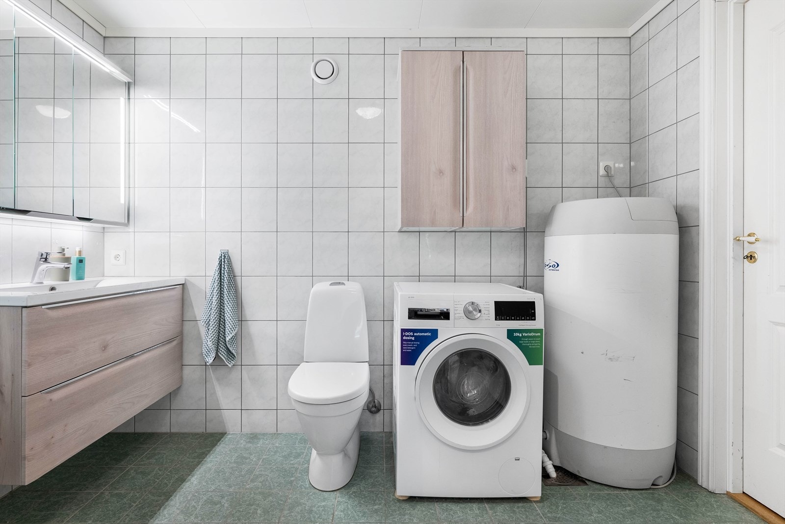 Varmtvannstank på 198 liter er også plassert på badet. Galleribilde