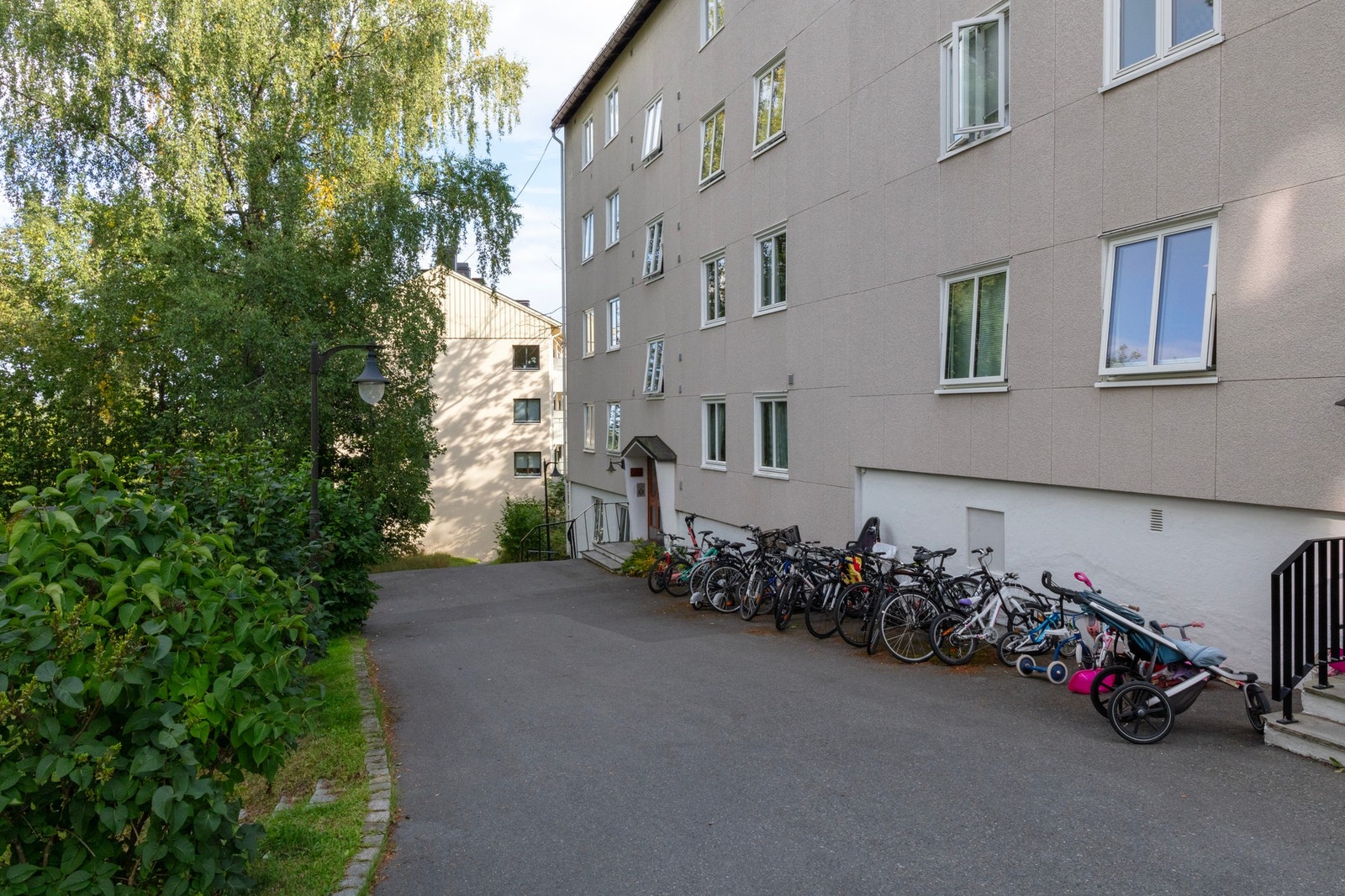 Boligen har entrédør med brannklasse B30 og lydklasse 35dB. Adkomst gjøres via felles trappegang med callinganlegg. Galleribilde