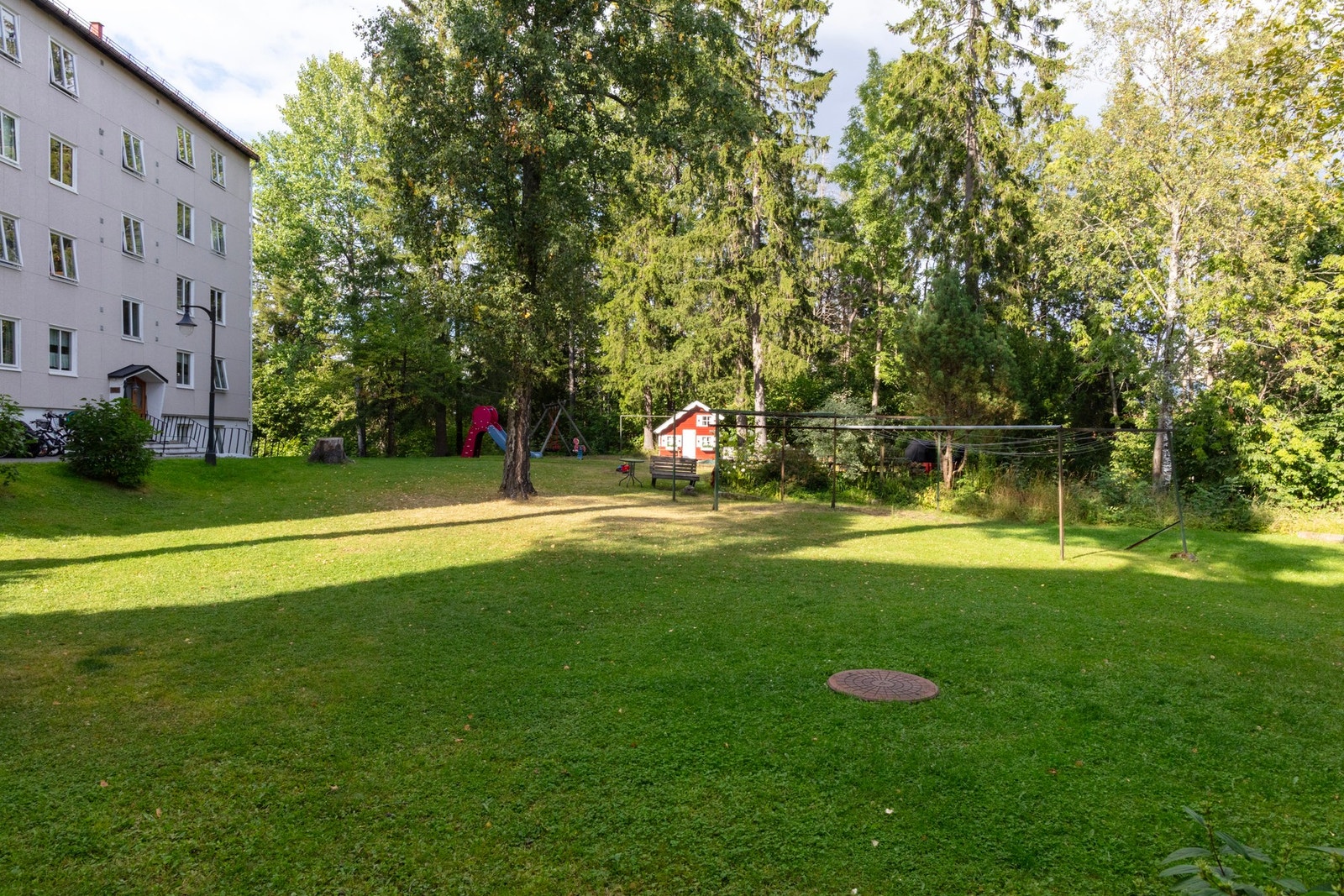Veldrevet sameiet med felles rom for sykkelopbevaring, fellesvaskeri og god vedlikeholdshistorikk. Galleribilde